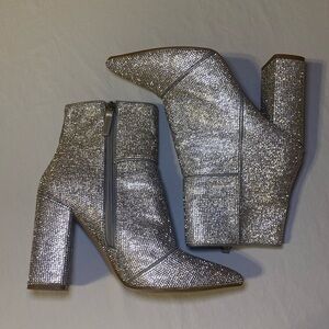 Steve Madden Women’s Noticed-R Rhinestone Silver Heeled Booties Size 9 EUC